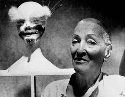 Portrett av den tyske maleren og skulptøren Meret Oppenheim (s/hvitt foto) av Karl Heinz Bast