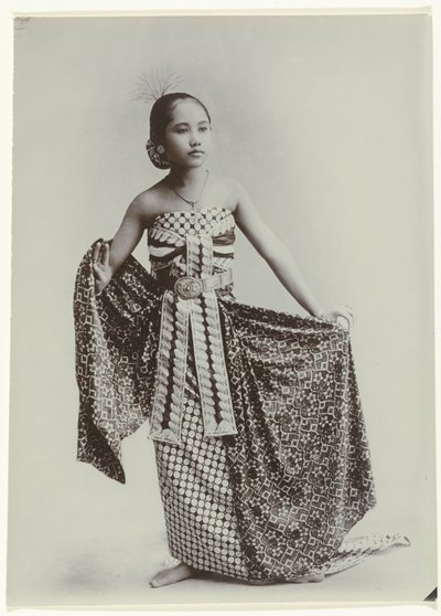 Studioportrett av en javanesisk danser Portrett av en ung javanesisk kvinne i sarong av Kassian Cephas