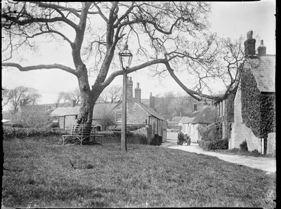 Village Green, Burton Bradstock, Dorset, 24. april 1922 - 8. mai 1922 (s/hvitt-bilde) av Katherine Jean Macfee