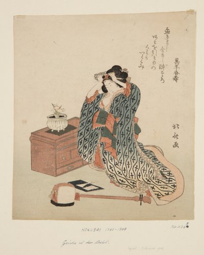 Shamisen Player justerer håret hennes (farget treblokktrykk) av Katsushika Hokusai
