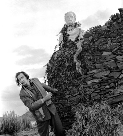 Salvador Dali i Port Lligat, november 1957 (s/hvitt-bilde) av David Mosé