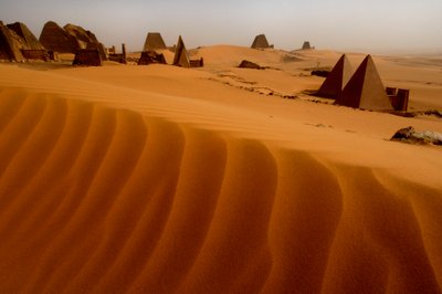 Meroe-pyramidene, Begarawiya-pyramidene, Sudan, Nubia, svarte faraoer, tredje mellomliggende…, 2007 (bilde) av Kenneth Garrett