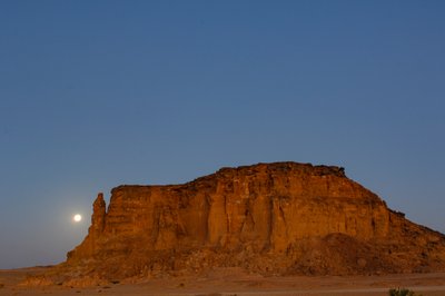 Månenedgang og soloppgang, Taharka-tempelet, Ram-porten, Gebel Barkal, tempelkomplekset, Farao…, 2007 (bilde) av Kenneth Garrett