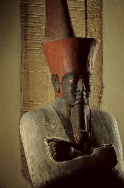 Malt sandsteinsstatue av farao Nebhepetre Mentuhotep II iført rød krone av Low…, 2002 (bilde) av Kenneth Garrett
