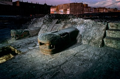 Replika av slange på det store tempelet, Tenochtitlan, Templo Mayor, azteker, Mexico, Mexico by…, 2010 (bilde) av Kenneth Garrett