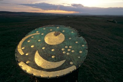 Himmelskive orientert for å spore sommer- og vintersolverv ved hjelp av fjerne landemerker, d…, 2004 (bilde) av Kenneth Garrett