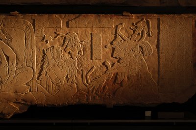 Tronbenk i Tempel 21, utskjæring av kong Akhal Mo Nab, Palenque, Mexico, 2005 (bilde) av Kenneth Garrett