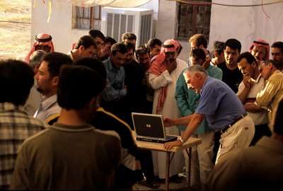 Urkesh, Hurritiske riket, Syria, 2400 f.Kr., Giorgio Buccellati deler årstidsfunn med…, 2004 (bilde) av Kenneth Garrett