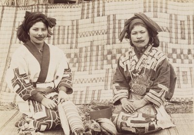 Ainu kvinner, ca. 1890-tallet (gelatinsølvtrykk) av Kenzô Tamoto