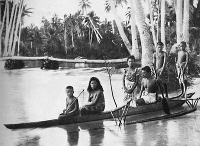 En samoansk kano med støtteben, og dens beboere, 1902 av Kerry and Co