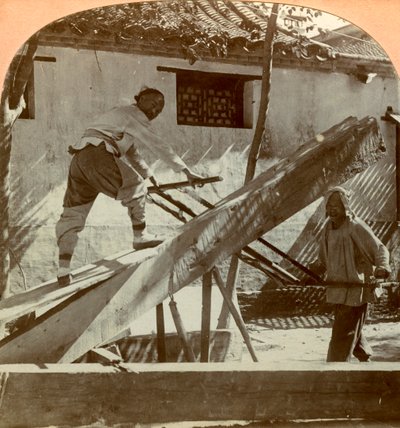 Et kinesisk sagbruk, Peking, Kina, 1900. av Keystone View Company