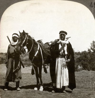 En sjeik og livvakten hans, Syria, 1900-tallet. av Keystone View Company