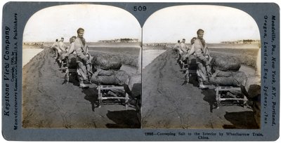 Transport av salt til interiøret med trillebårtog, Kina, 1906 av Keystone View Company