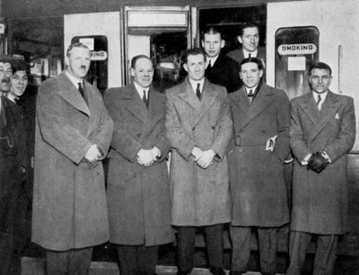 På vei til Wolverhampton for fotballkampen England mot Wales, 1936 av Keystone View Company