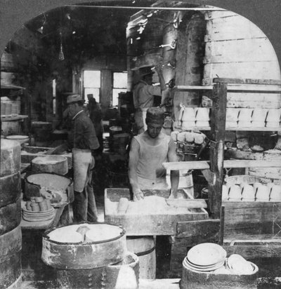 Fyring av servise i Noted Pottery Centre, Trenton, New Jersey, USA, tidlig på 1900-tallet av Keystone View Company