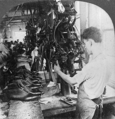 Varige maskinformingssko i skofabrikk, Lynn, Massachusetts, USA, tidlig på 1900-tallet av Keystone View Company