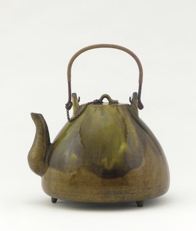 Minato ware tekanne, tekanne (dobin), midten av 1800-tallet (keramikk med blyglasurkobberkjede, kobber- og rottinghåndtak) av Kichibei Ueda