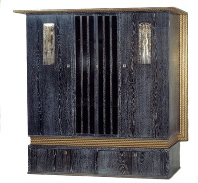 Møbler: garderobe med musikk i sortlakkert eik, gulltre, sølvmetall og glass laget av Koloman Moser (1868-1918) 1904 Dim. 1,99 m Paris, musee d