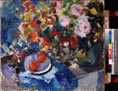 Asters og tomater (Asters og tomater). Stilleben, med en stor bukett blomster og en tallerken med to tomater, plassert på et bord. Maleri av Konstantin Alexeyevich Korovin (Constantin Korovin) (1861-1939), olje på lerret av Konstantin Alekseevich Korovin