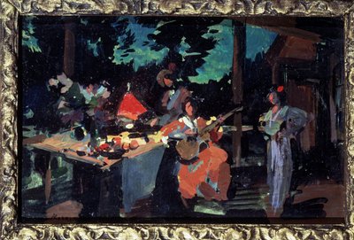 Terrasse, kveld på landet. (Terrasse. Kveld på landstedet). Bord dekket med mat, en kvinne spiller gitar og to andre karakterer omgir henne. Kunstverk av Konstantin Alexeyevich Korovin (Constantin Korovin) (1 av Konstantin Alekseevich Korovin