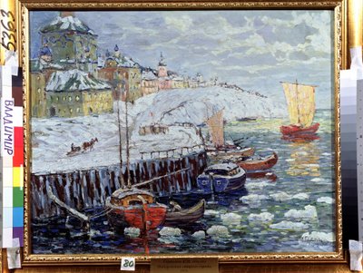 Fylling i en gammel russisk by. Beskrivelse av kaiene hvor båter ligger fortøyd i en elv dekket med snøblokker, i bakgrunnen en by og en seilbåt som går. Maleri av Konstantin (Co av Konstantin Ivanovich Gorbatov