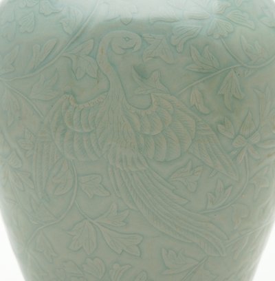 Flaske (maebyeong) med utskåret og innskåret design av to fønikser og peonvinranker, midten av 1100-tallet (steintøy med celadon-glasur) av Korean School