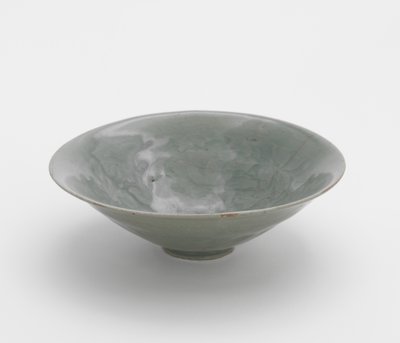Skål med støpt peonvinscroll-design, første halvdel av 1100-tallet (steintøy med celadon-glasur) av Korean School