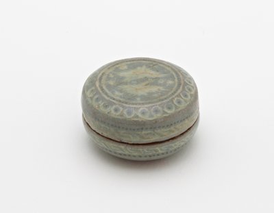 Eske med innlagt design av sammenkoblede kraner og skyer, første halvdel av 1200-tallet (steintøy med hvite og svarte innlegg under celadon-glasur) av Korean School