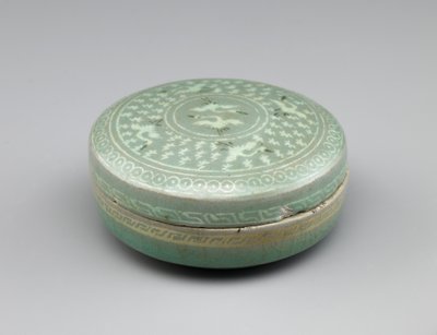 Dekket boks med innlagt design av kraner og skyer, andre halvdel av 1200-tallet (steintøy med hvite og svarte innlegg under celadon-glasur) av Korean School