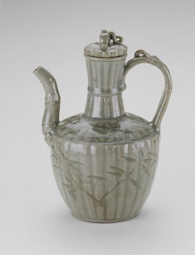Ewer med bambusformet tut, riflete og blader (steintøy med celadon-glasur og underglasur, innskåret og utskåret dekorasjon) av Korean School