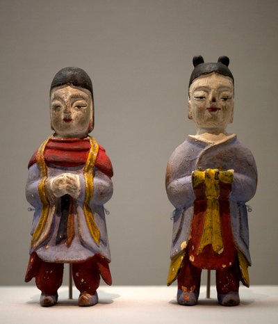 Figurer i sjamandrakt. Polykrome trestatuetter, art coreen av Korean School
