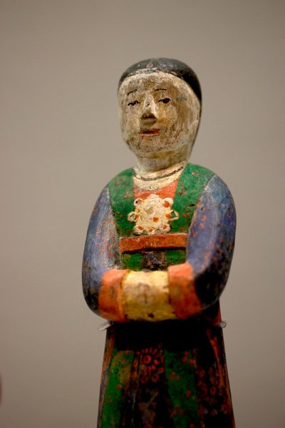 Dekorativ figur av en grav. Polykrom utskåret tre, sen Joseon (Choson) periode av Korean School