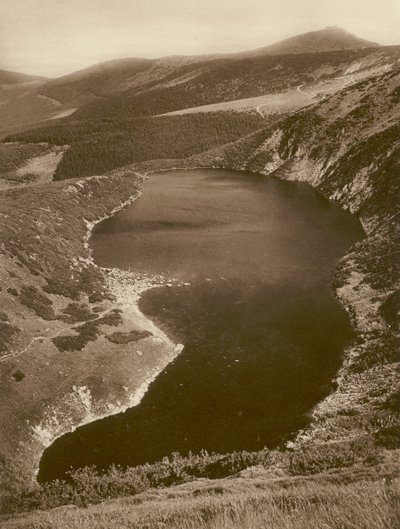 Den store dammen og Sněžka (kjempefjellene); Den store dammen og Schneekoppe (gigantiske fjell) (s/hvitt bilde) av Kurt Hielscher