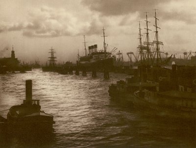 I havnen i Hamburg; Hamburg havn (s/hvitt bilde) av Kurt Hielscher