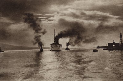 Italia: Napoli, tilgang til havnen (s/hvitt bilde) av Kurt Hielscher