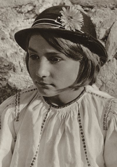 Romania: Dragus, bondepike (s/hvitt-bilde) av Kurt Hielscher