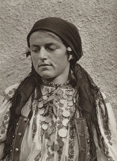 Romania: Tranebær, bondekvinne (s/hvitt bilde) av Kurt Hielscher