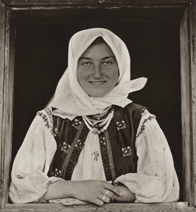 Romania: Oncesti, ved vinduet (s/hvitt-bilde) av Kurt Hielscher