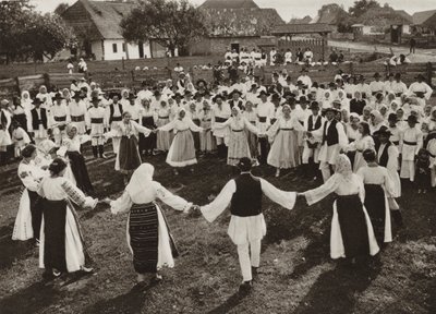 Romania: Rusu Bargaului, Hora (s/hvitt-bilde) av Kurt Hielscher