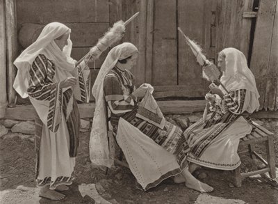 Romania: Tismana, Spinners (s/hvitt-bilde) av Kurt Hielscher
