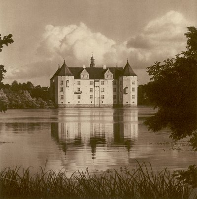 Schloss Glucksburg nær Flensburg (Schleswig); Glucksburg slott nær Flensburg (Schleswig) (s/hvitt bilde) av Kurt Hielscher
