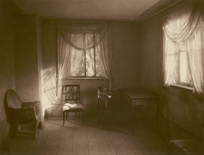 Weimar, kveldssolstråle i Goethes arbeidsrom i hagehuset; Weimar, Kveldssolen i Goethes arbeidsværelse i sommerhuset (s/hvitt foto) av Kurt Hielscher