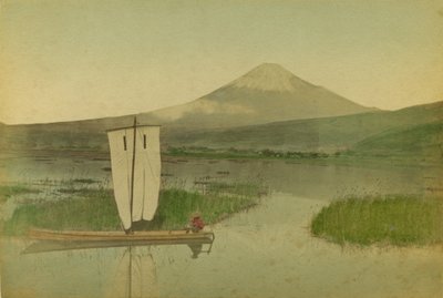 Japan: Fuji-Yama-fjellet (Fuji Yama) med en seilbåt i forgrunnen ved innsjøen Hokome av Kusakabe Kimbei