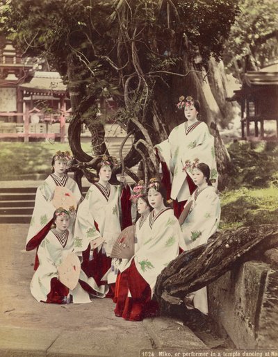Miko, eller Performing in A Temple Dancing at Nara, ca. 1890 av Kusakabe Kimbei