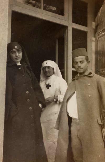 Album av første verdenskrig i Friuli-Venezia Giulia: Portrett av to Røde Kors-sykepleiere med en østerriksk kadettfange ved Villa Brazzà, hjemmet til 17 av krigssykehuset i Soleschiano Manzano (s/hv-bilde) av L. Verdiani