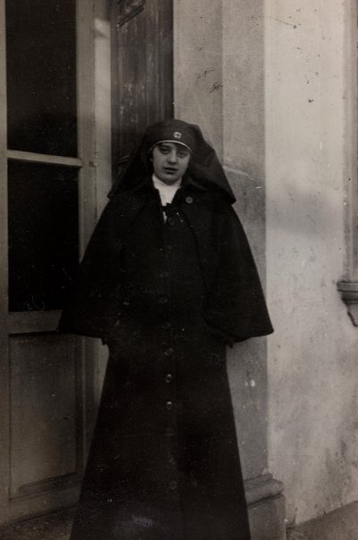 Album av første verdenskrig i Friuli-Venezia Giulia: portrett av Røde Kors-sykepleier Elena Bianconcini ved Villa Brazzà, hjemmet til 17 av krigssykehuset i Soleschiano Manzano (s/hv-bilde) av L. Verdiani