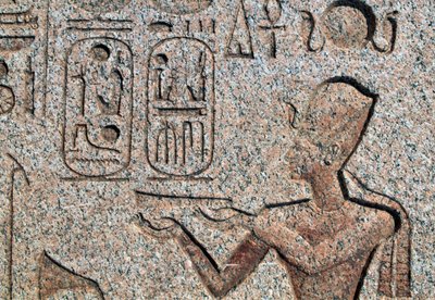 Obelisk med relieffer og inskripsjoner av Ramesses II, Great Temple of Amun, Tanis, Egypt, Egyptisk sivilisasjon, New Kingdom, Dynasty XIX av Amadeo (after) Modigliani