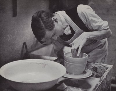 Keramikk på Eton (s/hvitt bilde) av Laszlo Moholy Nagy