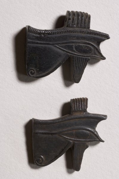 To wedjat øyeamuletter (obsidian) av Late Period Egyptian
