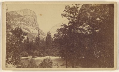 Speilsjøen. Yo-Semite-dalen. Mariposa fylke. av Lawrence and Houseworth